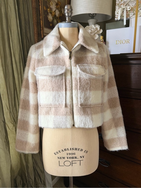 Banana Republic Jackets & Blazers - Banana Republic Cream & Tan Plaid Teddy Jacket